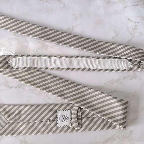 Brooks Brothers Classic Grey and White Striped Tie - Picture 4 of 5